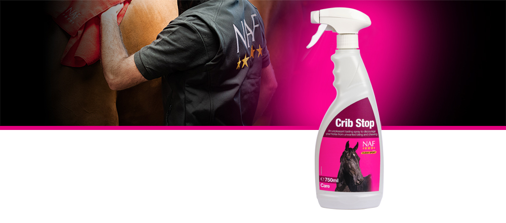 Deze onplezierig smakende waterafstotende spray is erg onaangenaam voor je paard als hij bijt op hout en andere harde oppervlakken.